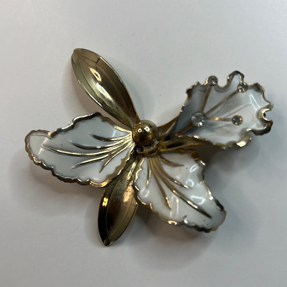 Vintage Gold Tone White Enamel Spray Brooch
